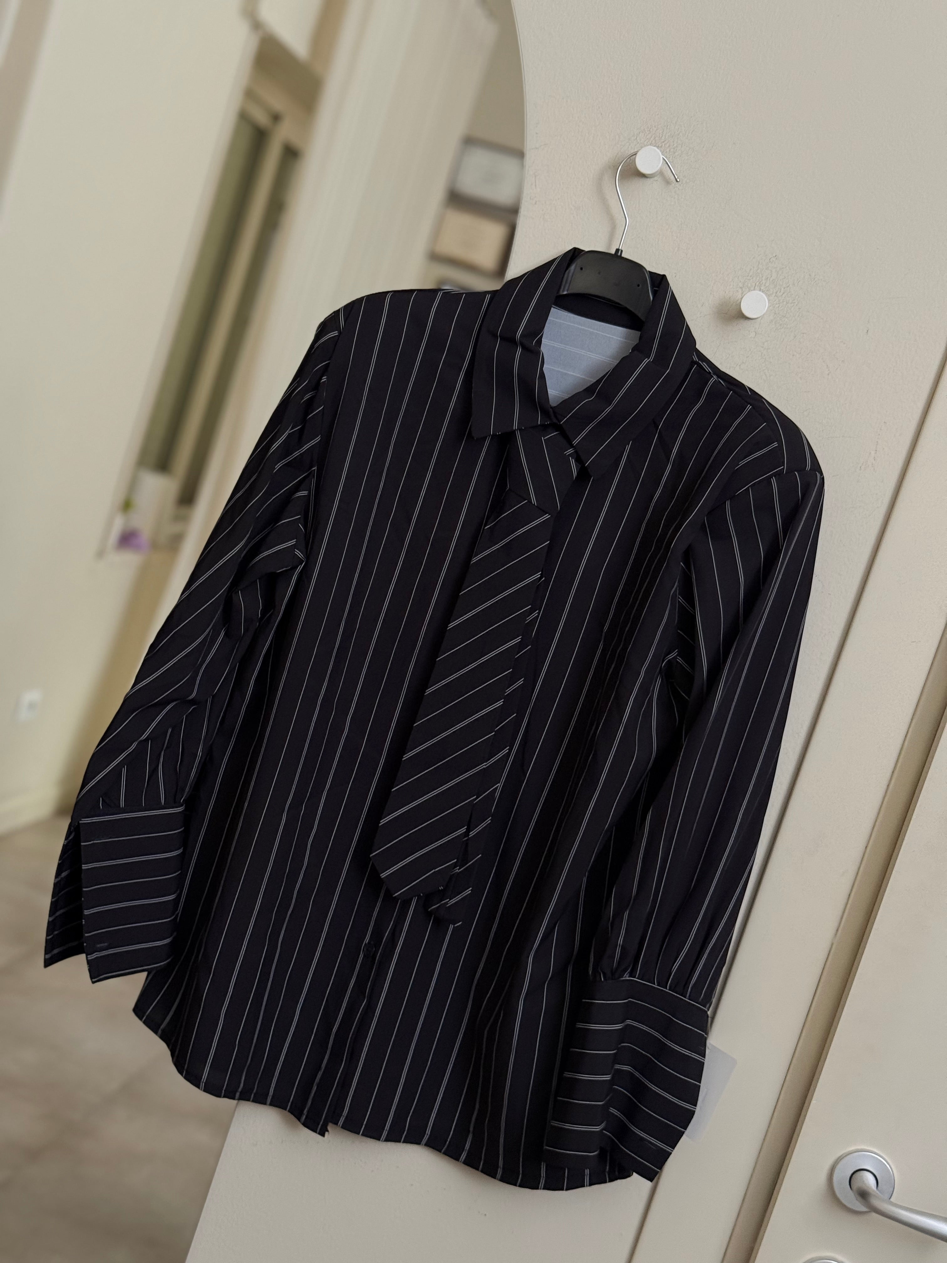 Camicia a righe con cravatta nero