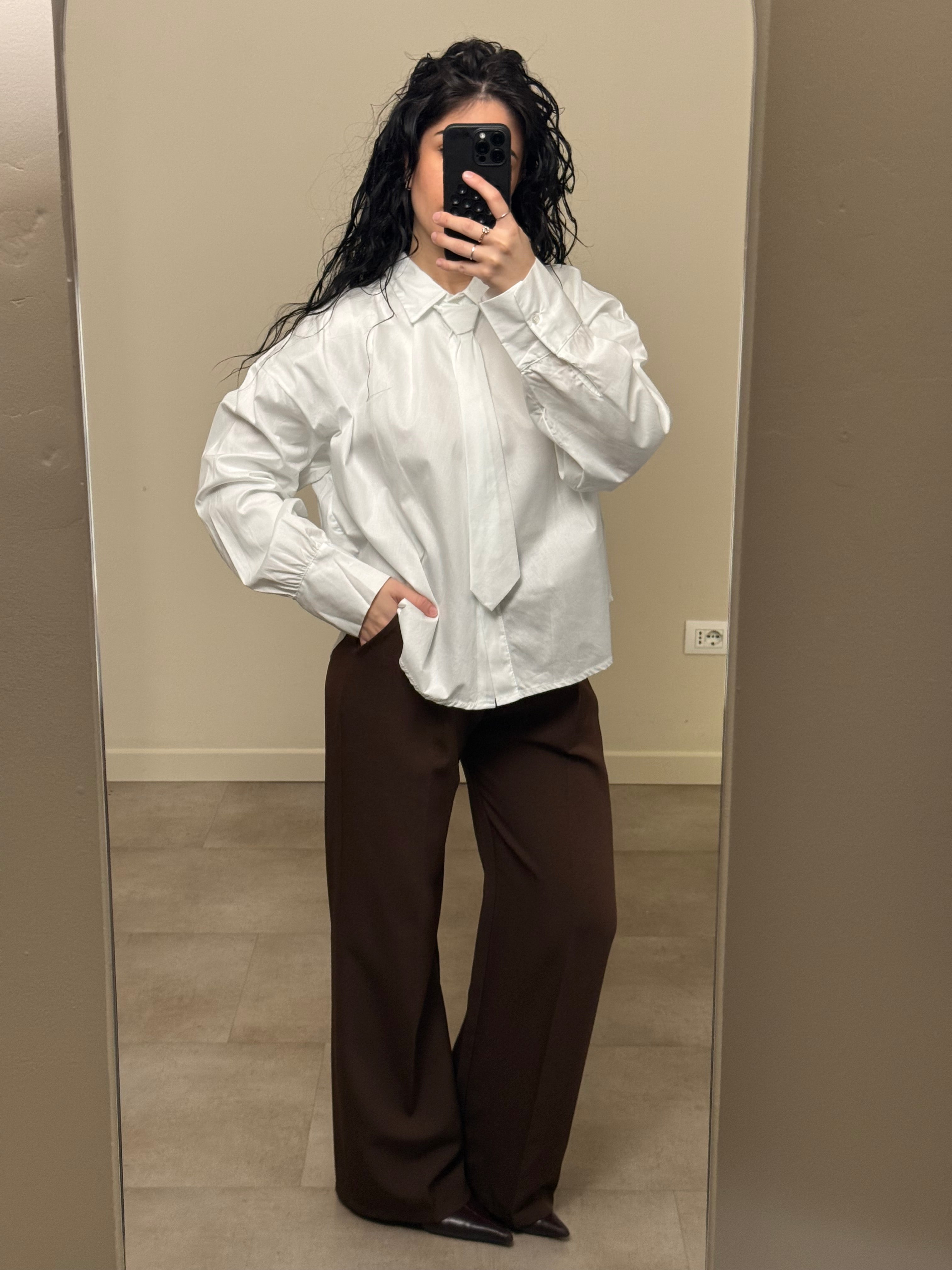 Camicia cravatta bianco freddo