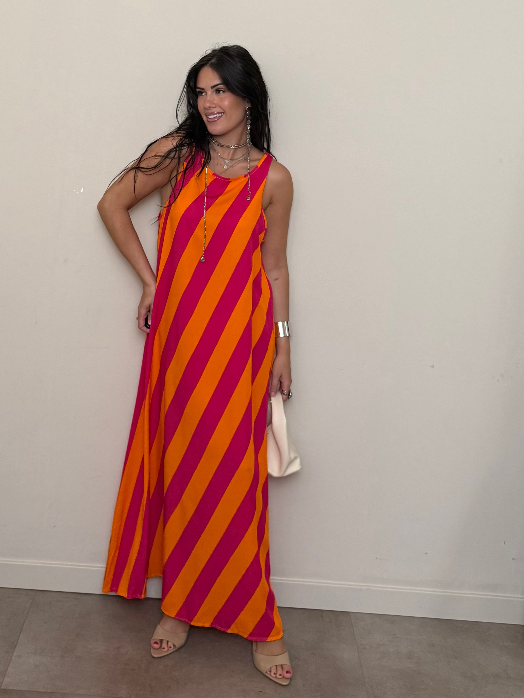 Abito a righe arancio e fucsia