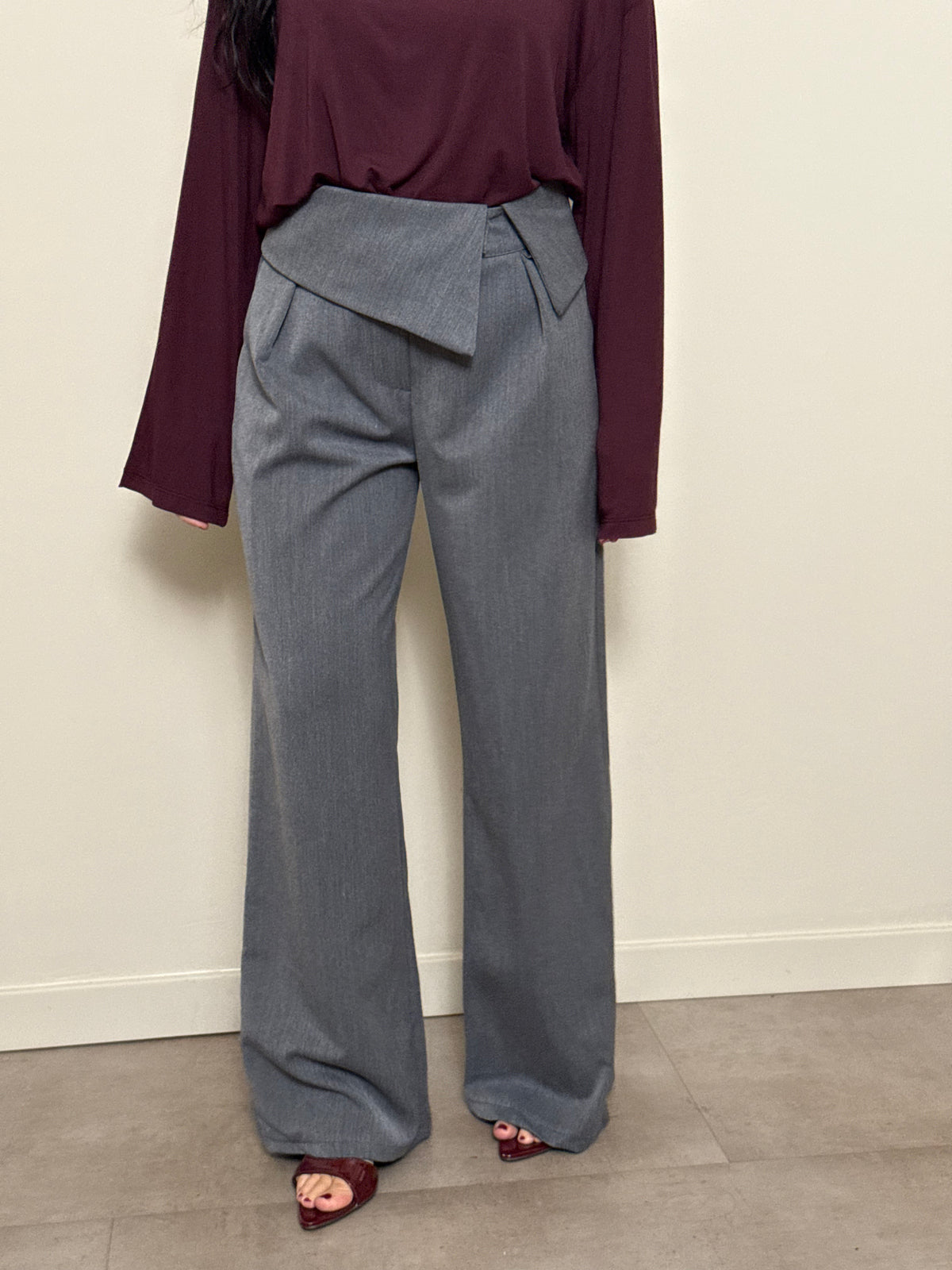 Pantalone dettaglio cintura grigio