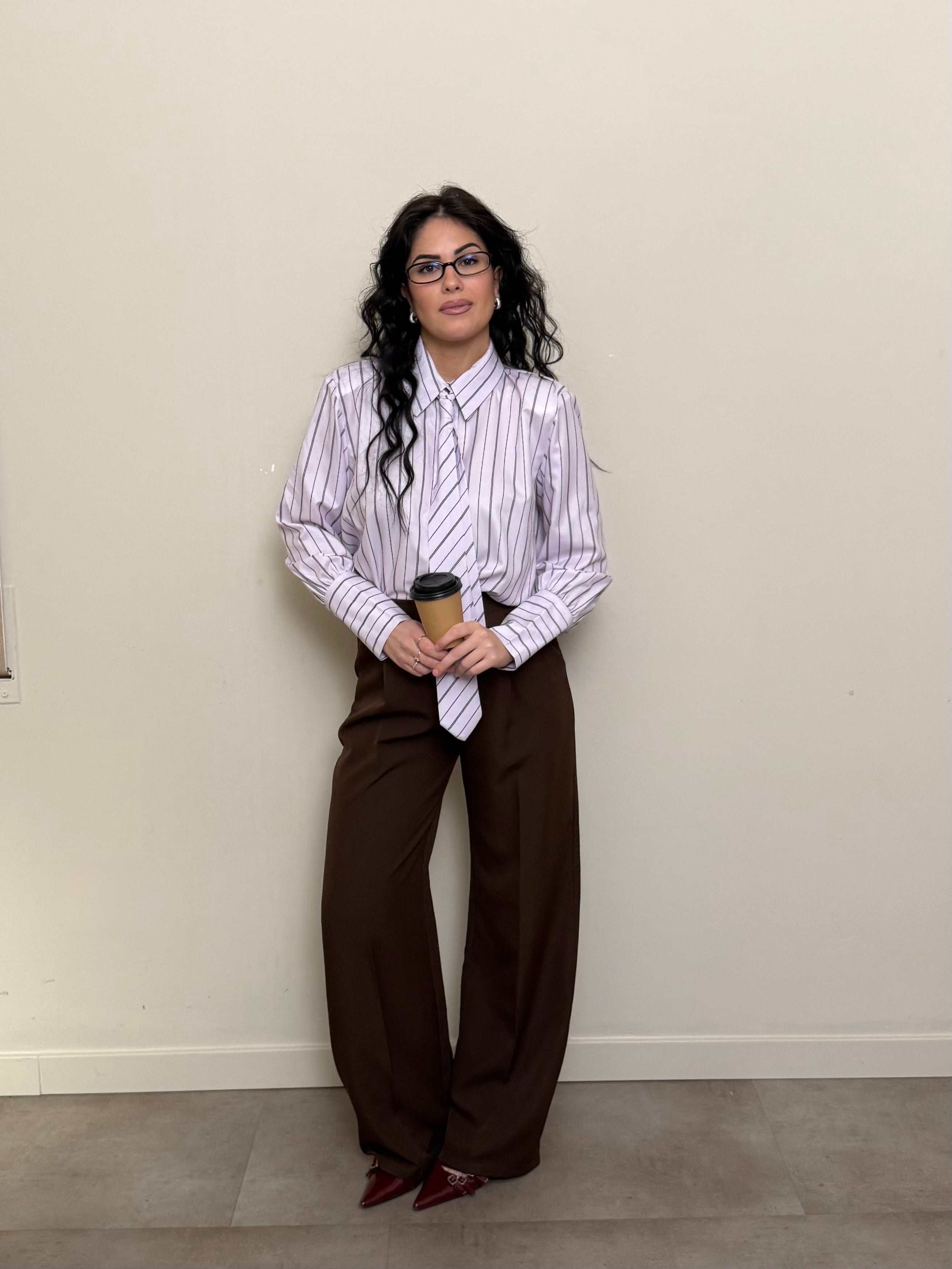 Camicia a righe con cravatta rosa freddo