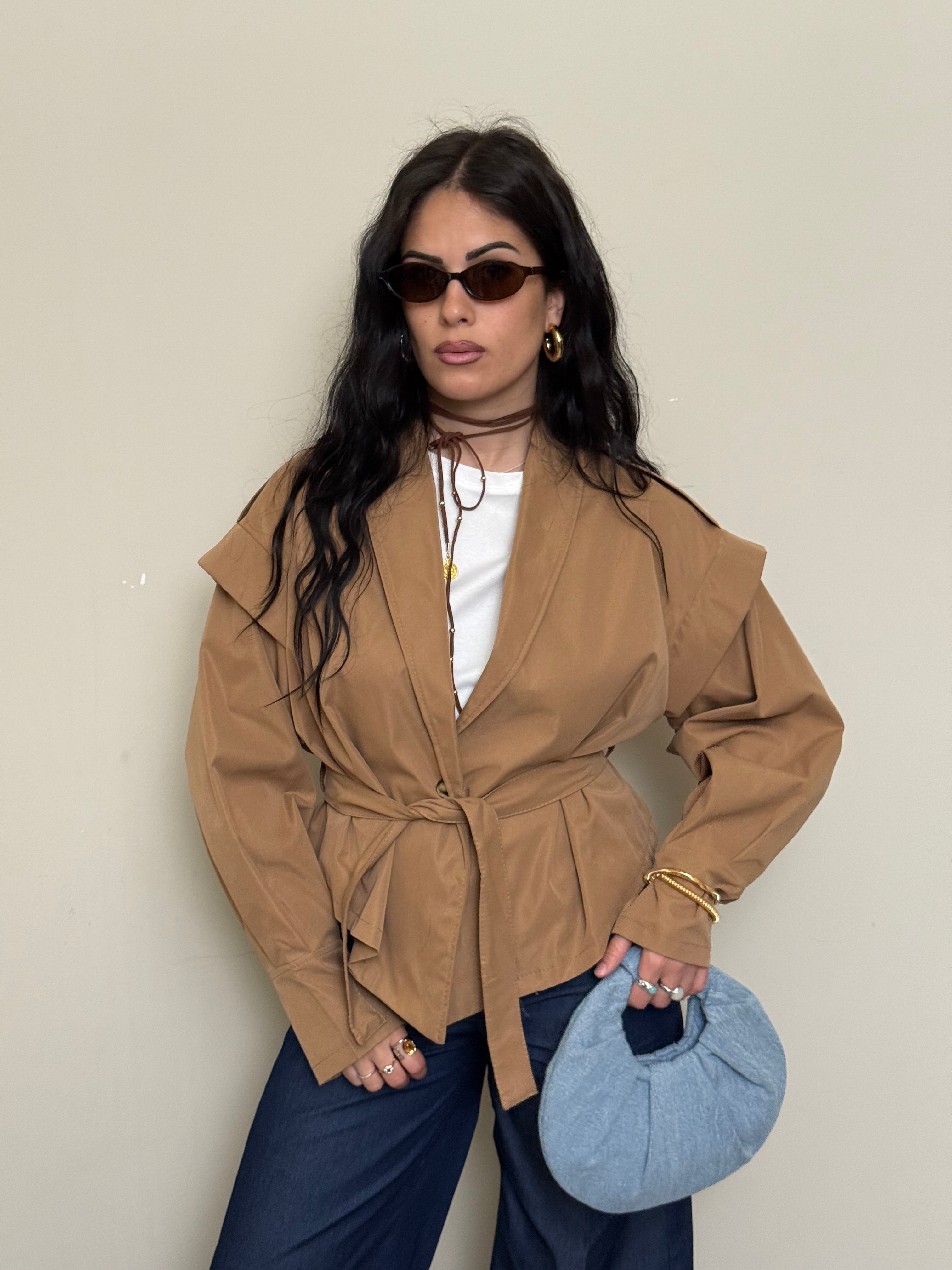 Trench corto cammello