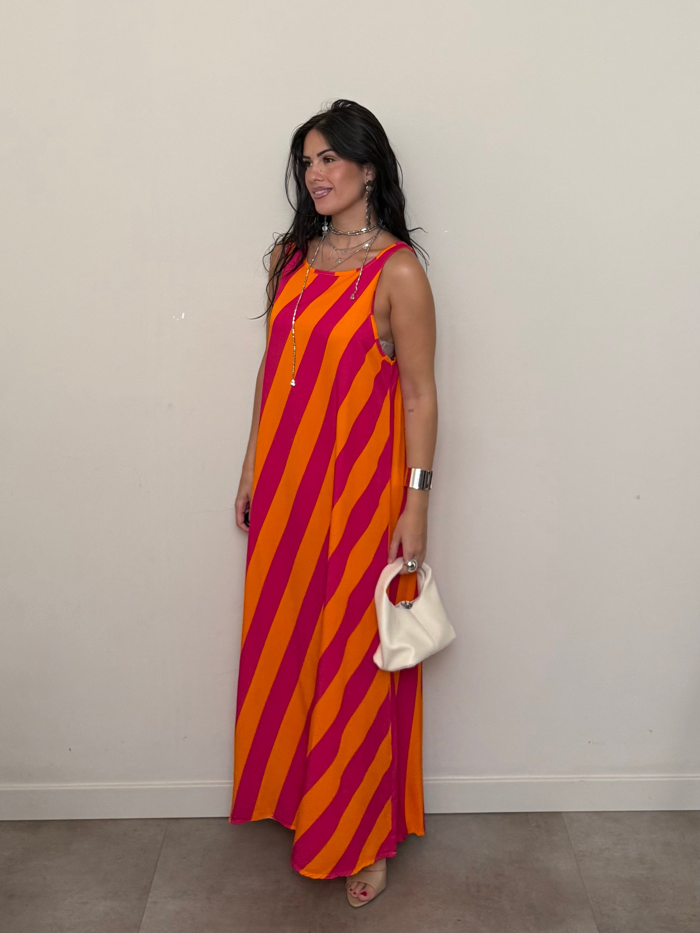 Abito a righe arancio e fucsia