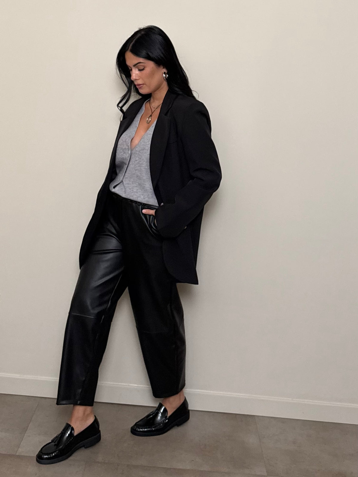 Pantalone ecopelle nero baggy