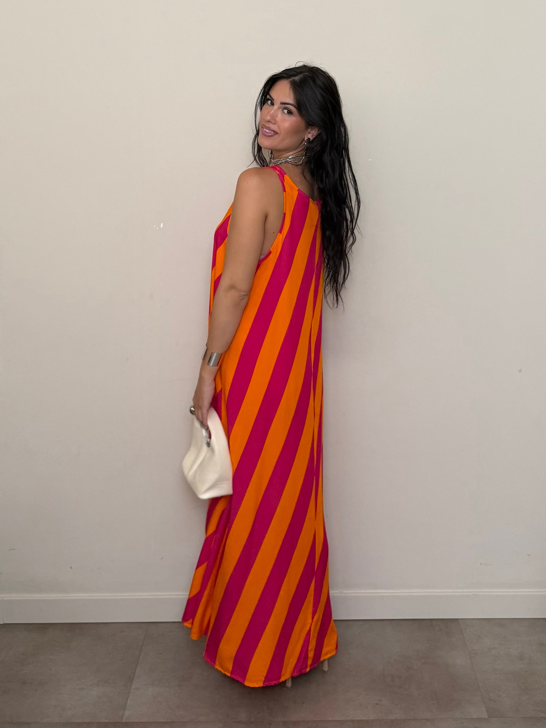 Abito a righe arancio e fucsia