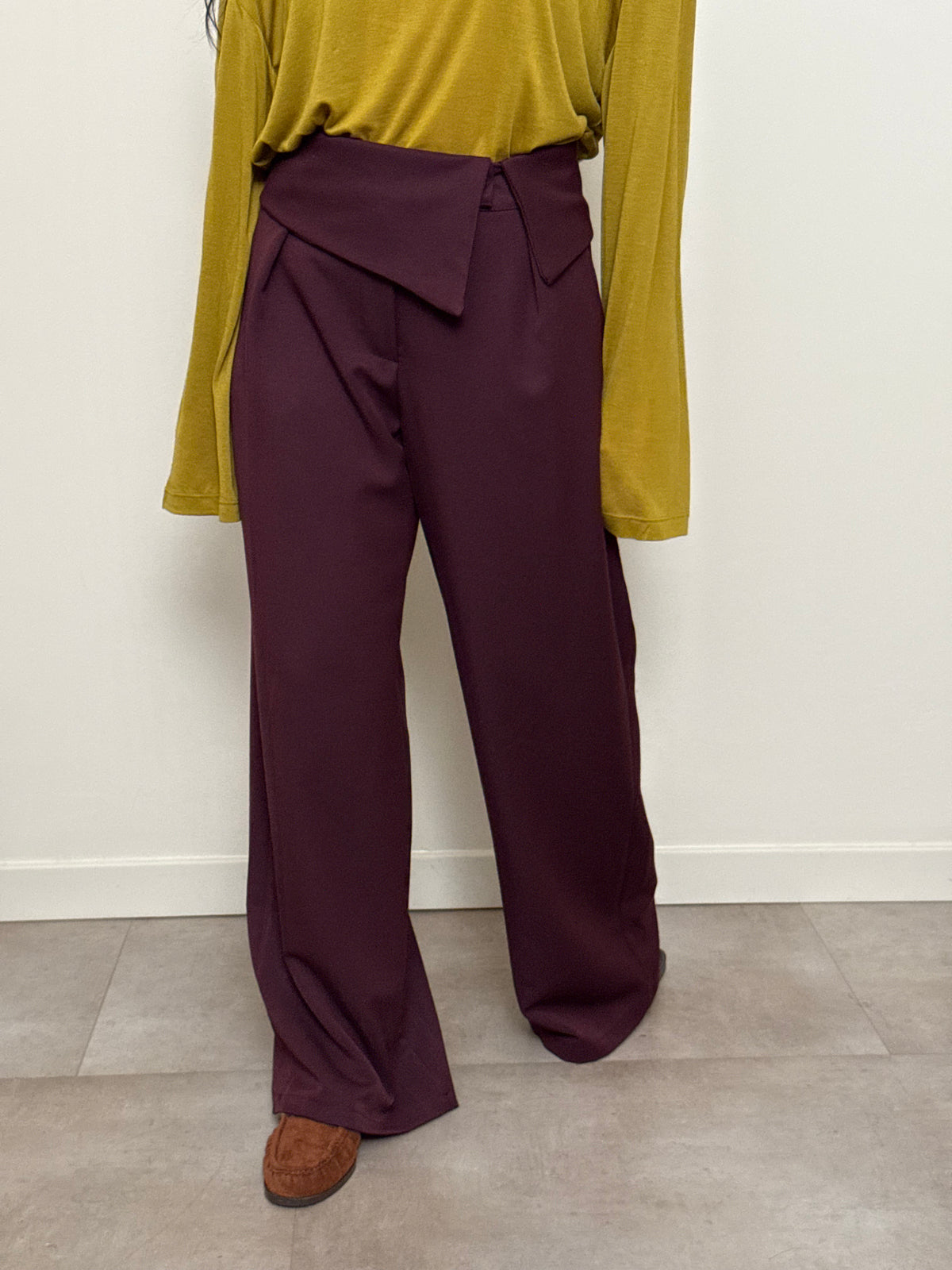Pantalone dettaglio cintura bordeaux