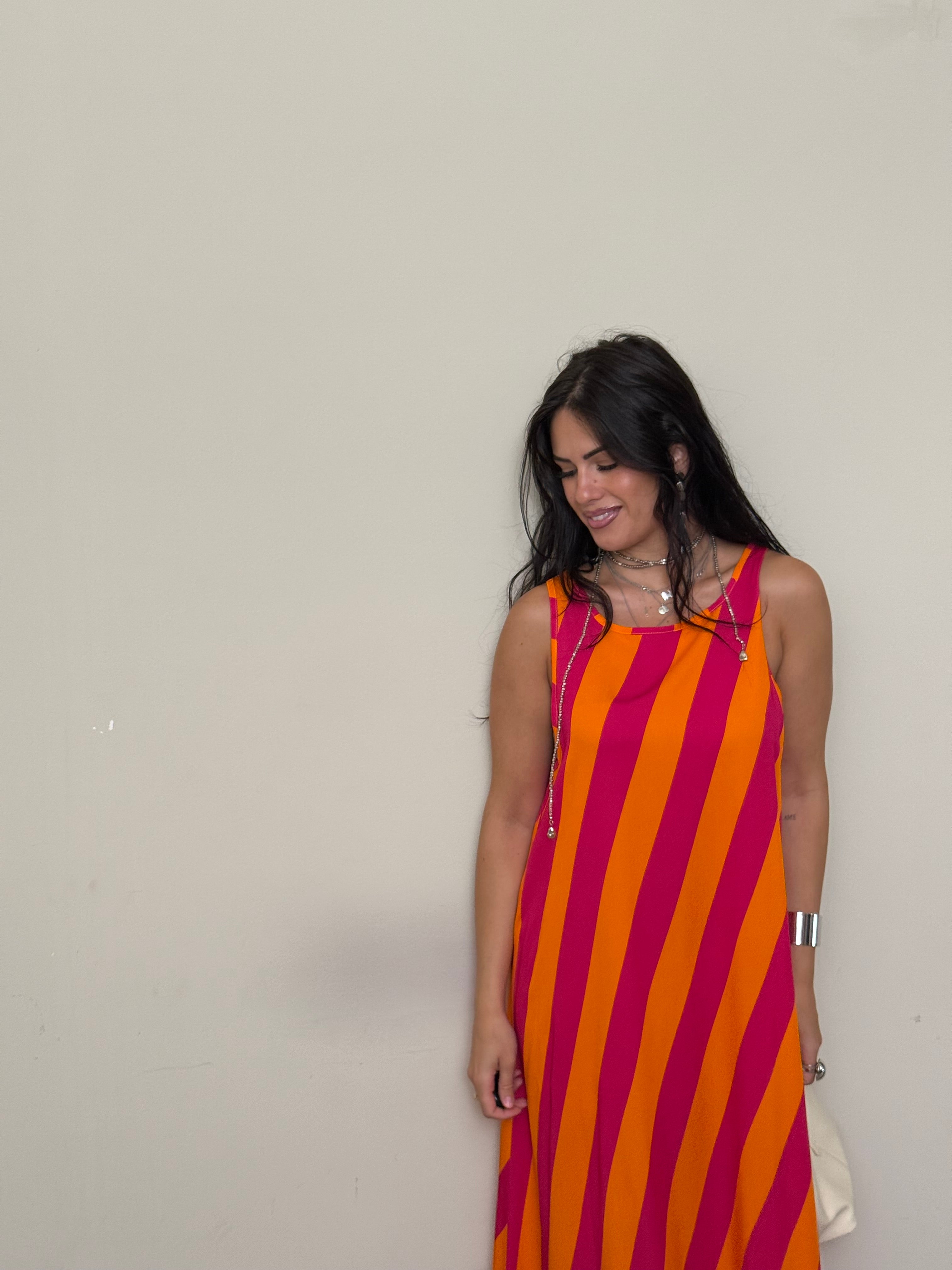 Abito a righe arancio e fucsia