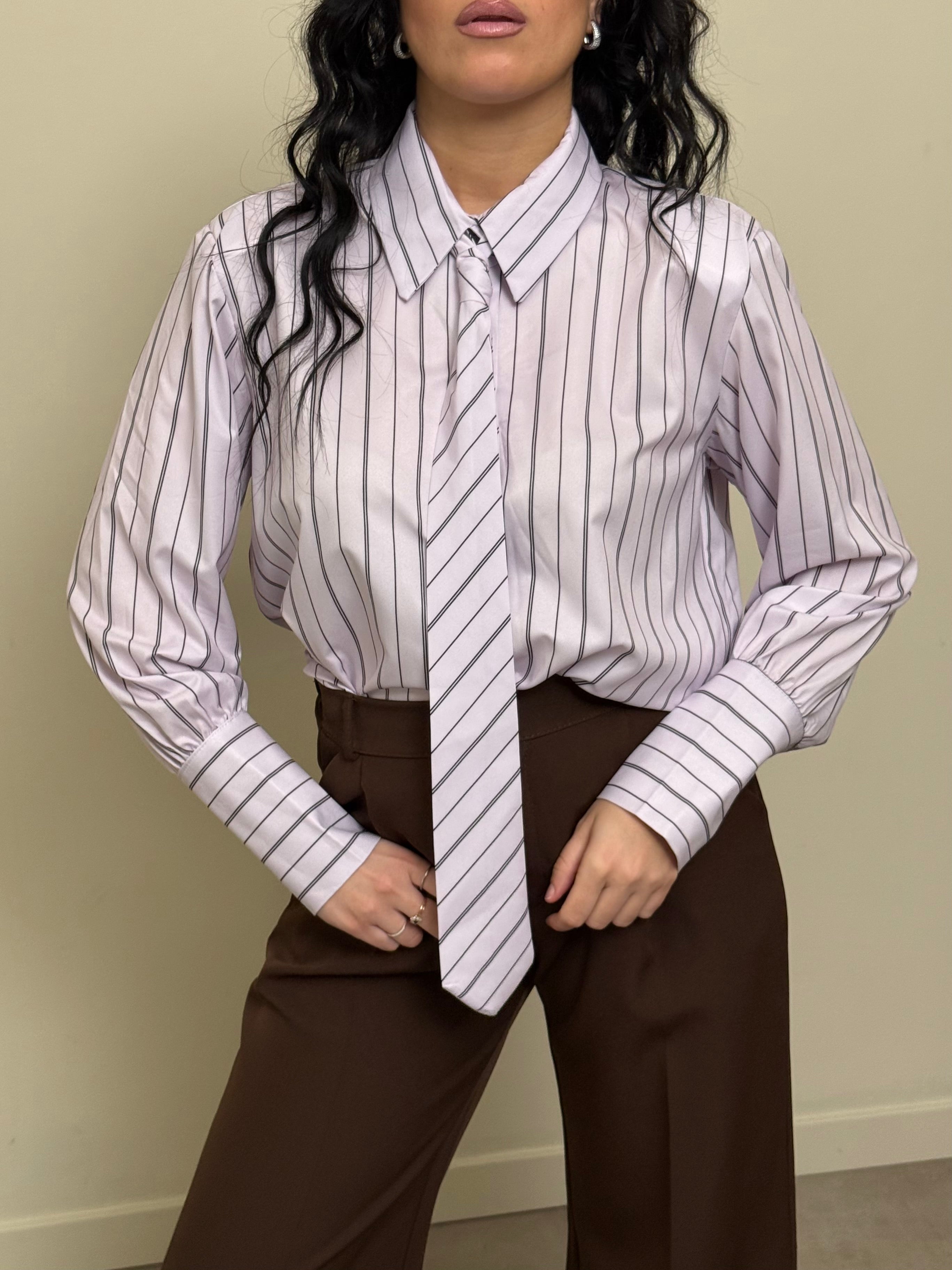 Camicia a righe con cravatta rosa freddo